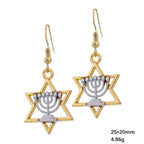 Pendientes colgantes con Menorá y la <span data-glossary-id="étoile de David">estrella de David</span>, símbolos judíos