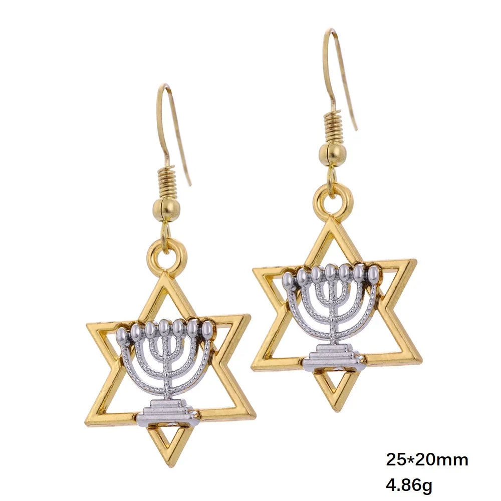 Pendientes colgantes con Menorá y la <span data-glossary-id="étoile de David">estrella de David</span>, símbolos judíos