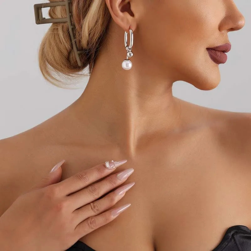 Pendientes de Aro Estilizados con Perlas