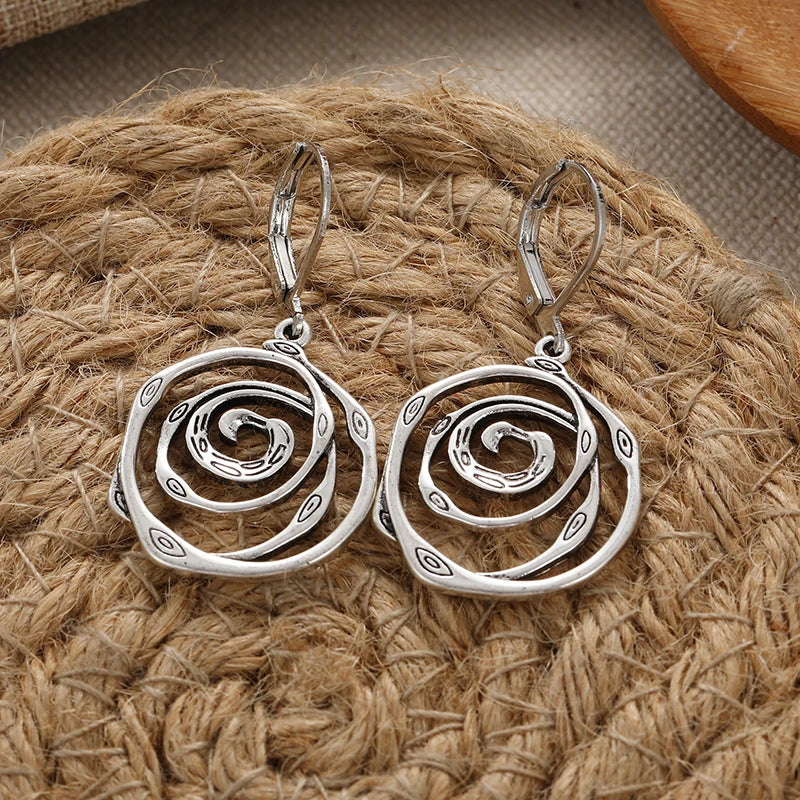Pendientes colgantes con espiral cincelada