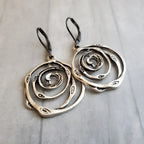 Pendientes colgantes con espiral cincelada