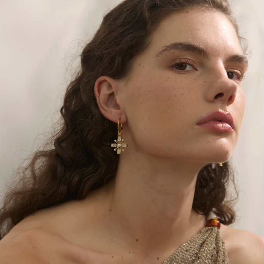 Pendientes colgantes de cruz y perlas