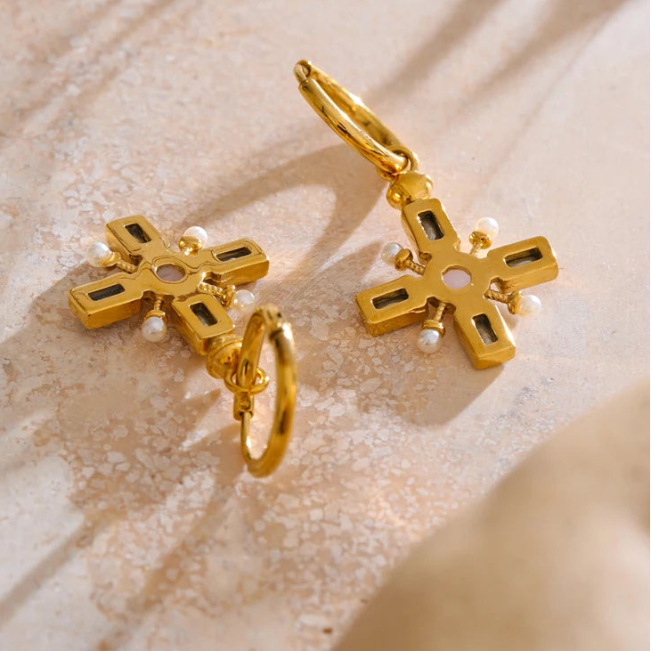 Pendientes colgantes de cruz y perlas