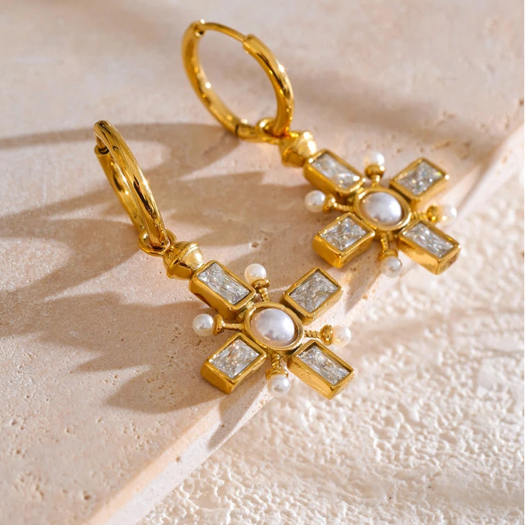 Pendientes colgantes de cruz y perlas