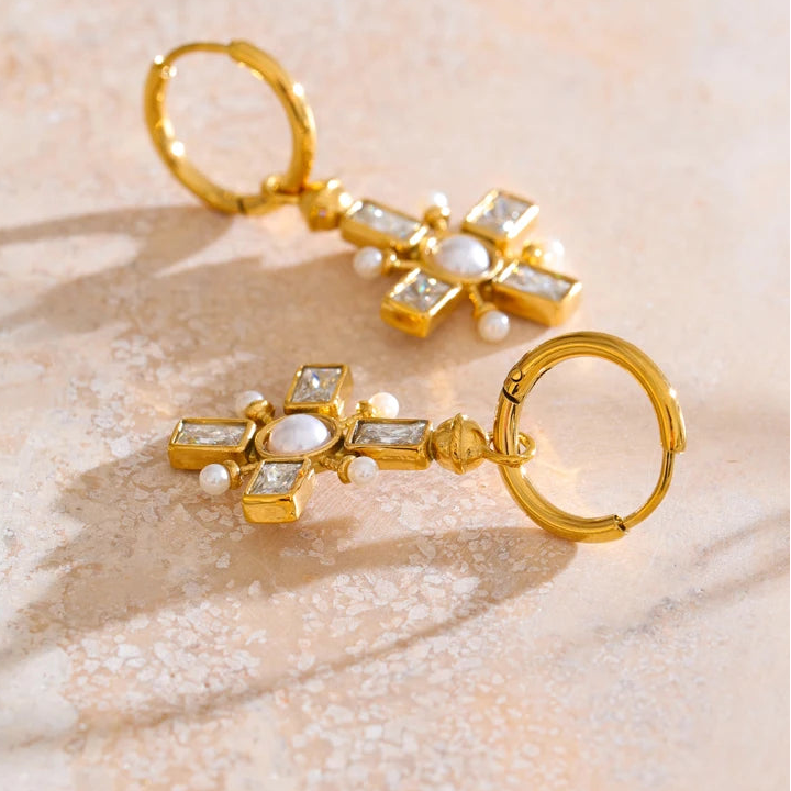 Pendientes colgantes de cruz y perlas