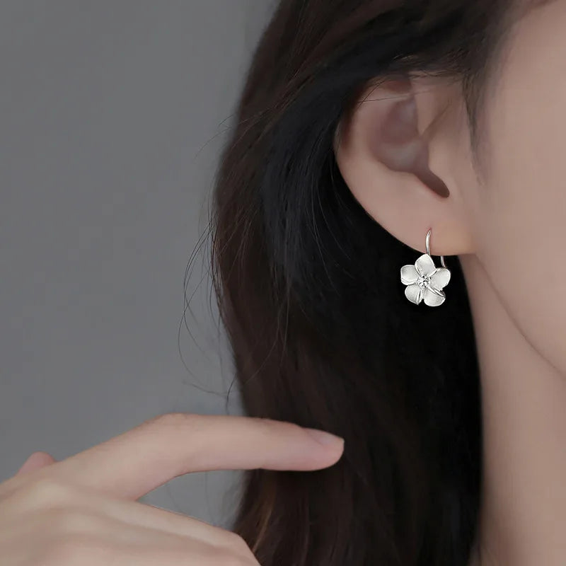 Pendientes Colgantes Flor Blanca Vintage de Circón