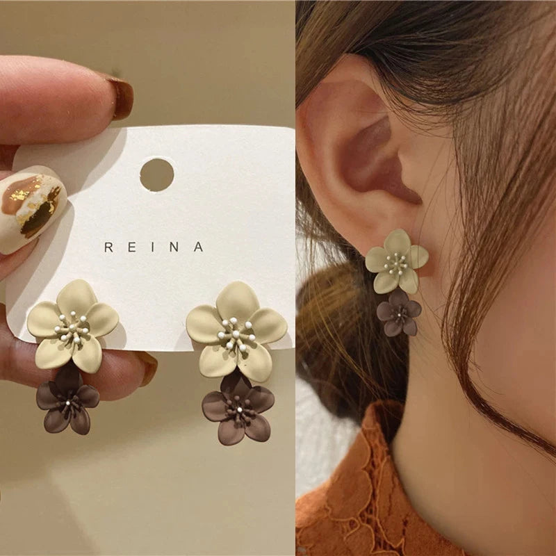Pendientes Colgantes de Flor Beige y Marrón