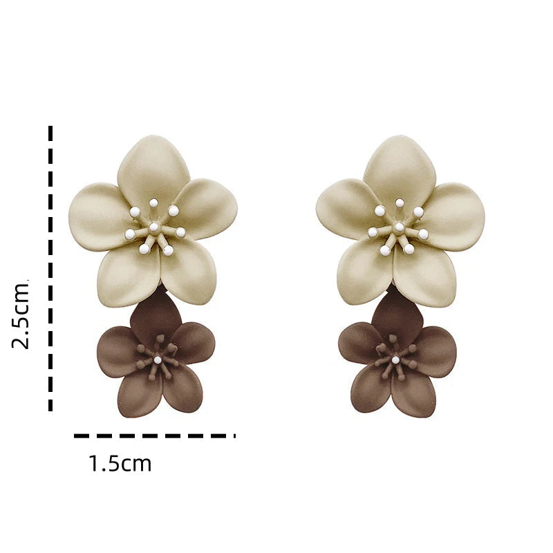 Pendientes Colgantes de Flor Beige y Marrón