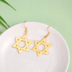 Pendientes colgantes hexagonales con el símbolo judío de la <span data-glossary-id="star-of-david">estrella de David</span> en oro
