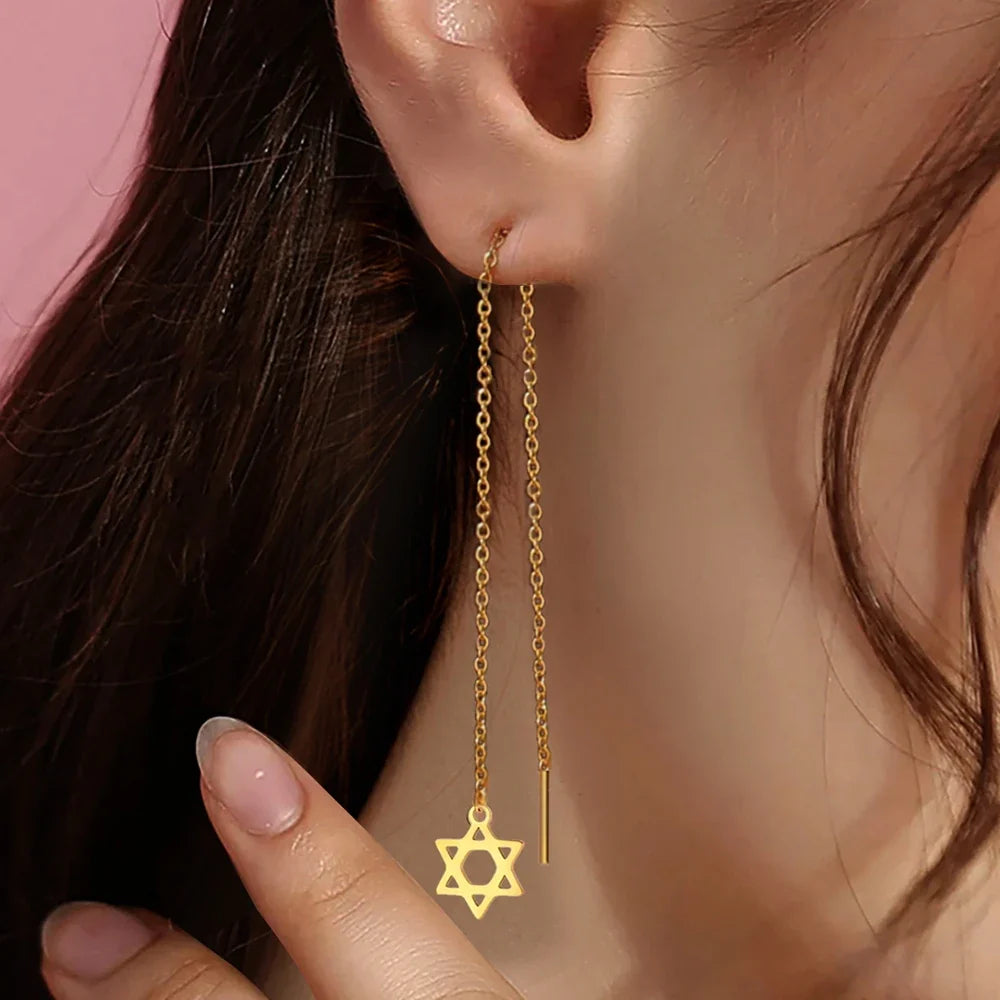 Pendientes largos colgantes con la <span data-glossary-id="etoile_de_david">estrella de David</span> símbolo judío oro