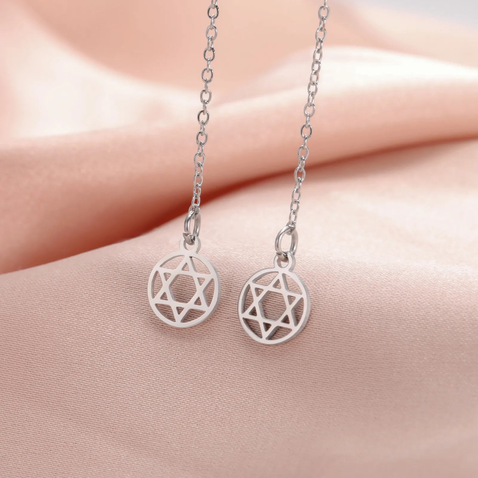 Pendientes largos colgantes con la <span data-glossary-id="etoile_de_david">estrella de David</span> símbolo judío redonda plata