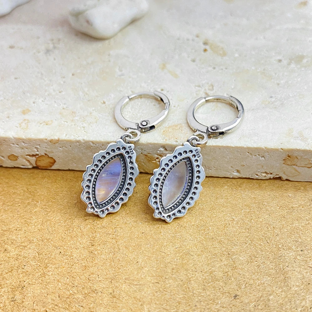 Pendientes colgantes ovalados y piedra lunar