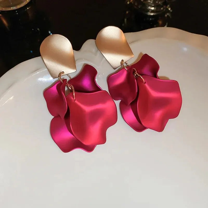 Pendientes colgantes con pétalos de flor violetas