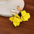 Pendientes colgantes con pétalos de flor amarillos