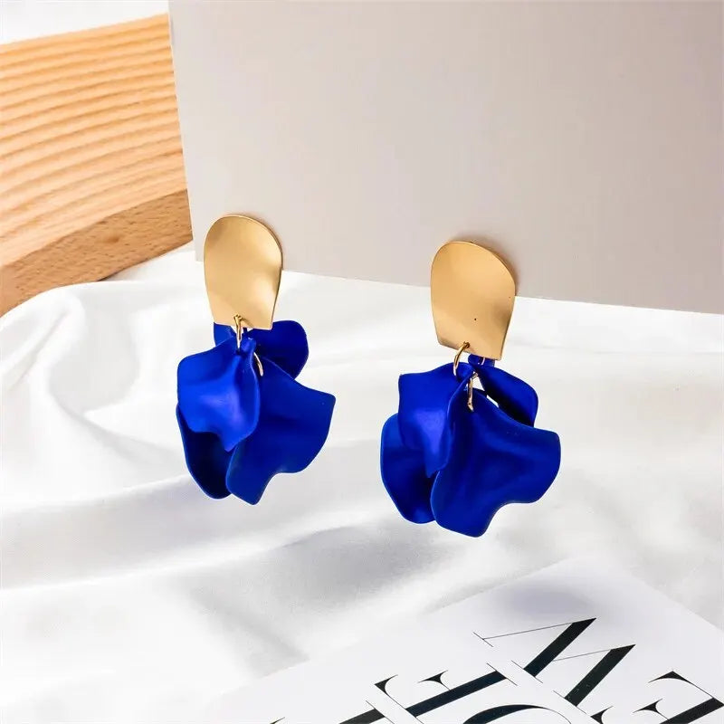 Pendientes colgantes con pétalos de flor azules