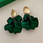 Pendientes colgantes con pétalos de flor verde oscuro