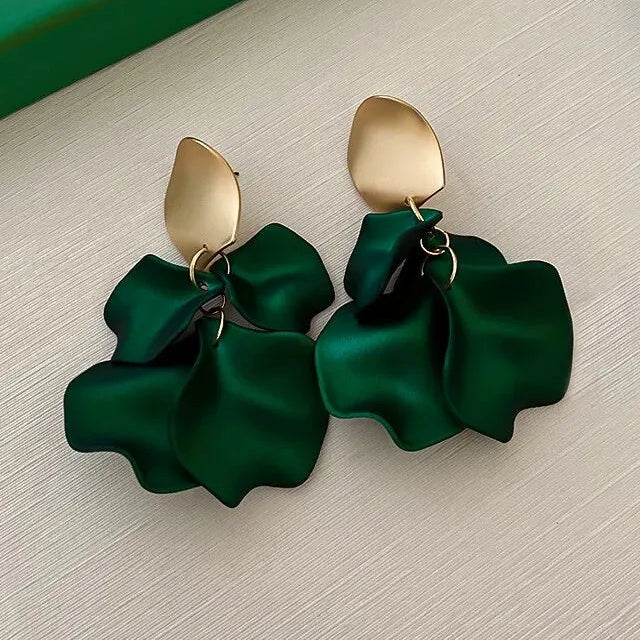 Pendientes colgantes con pétalos de flor verde oscuro