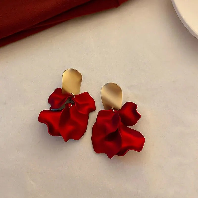 Pendientes colgantes con pétalos de flor rojos