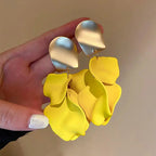 Pendientes colgantes con pétalos de flor amarillos