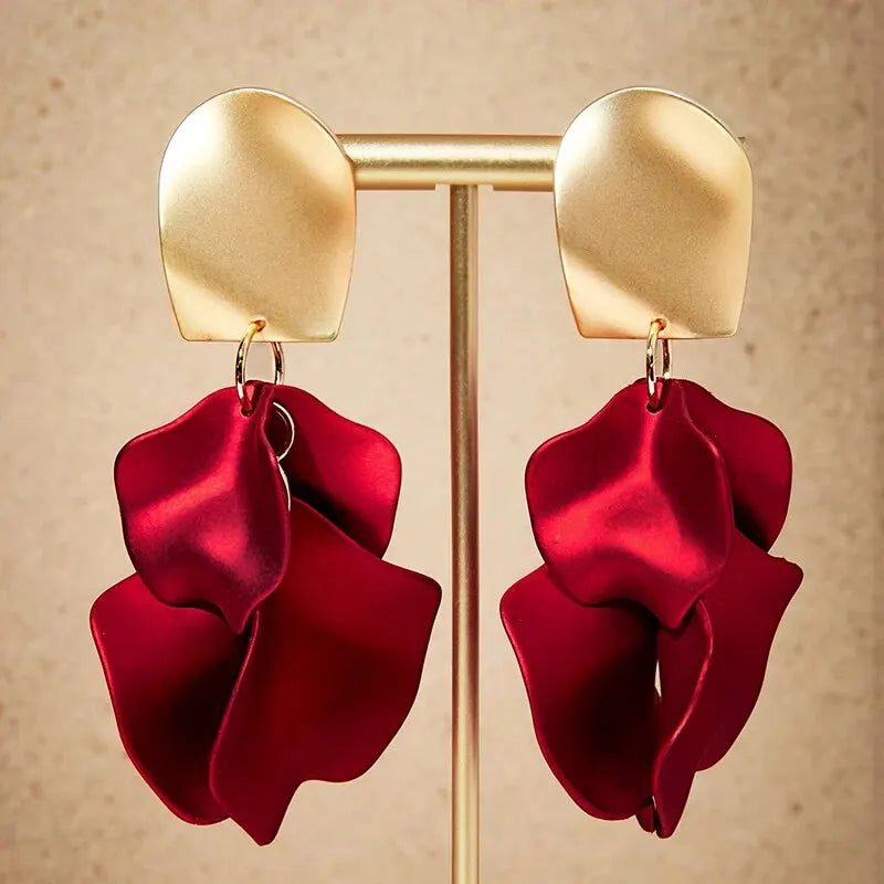 Pendientes colgantes con pétalos de flor rojos