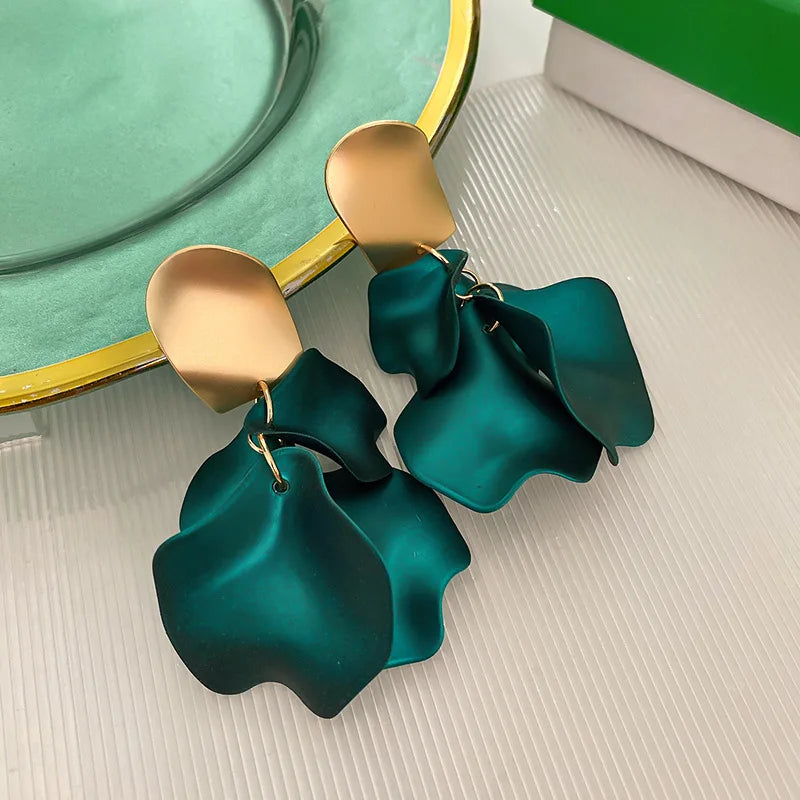 Pendientes colgantes con pétalos de flor verde 