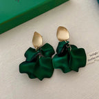 Pendientes colgantes con pétalos de flor verde oscuro