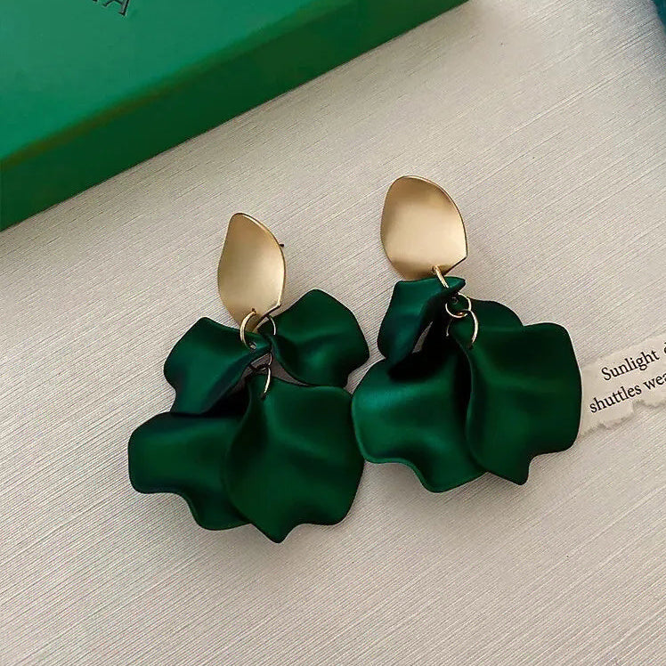 Pendientes colgantes con pétalos de flor verde oscuro