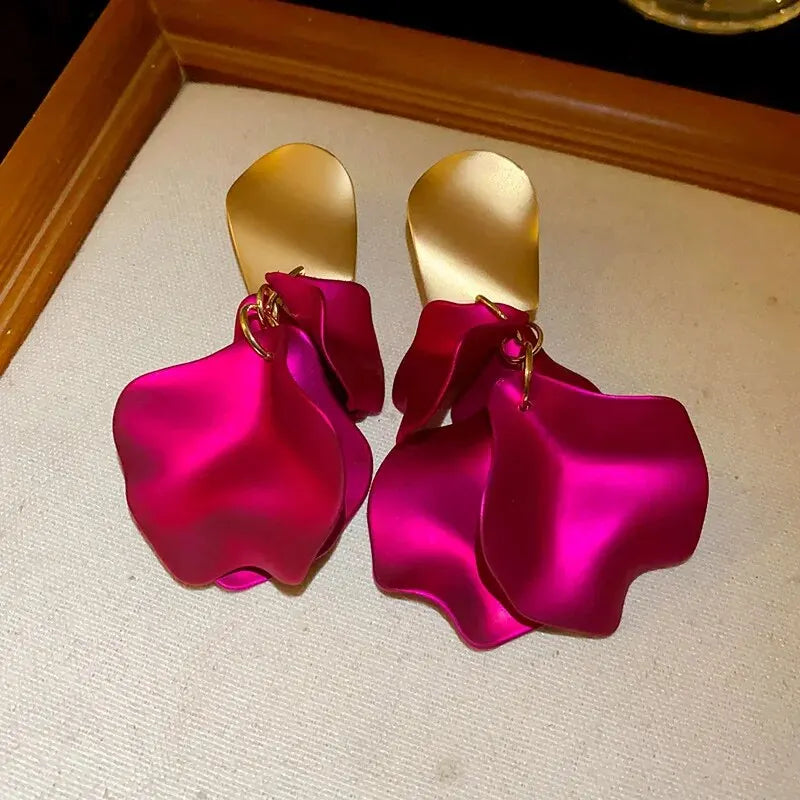 Pendientes colgantes con pétalos de flor violetas