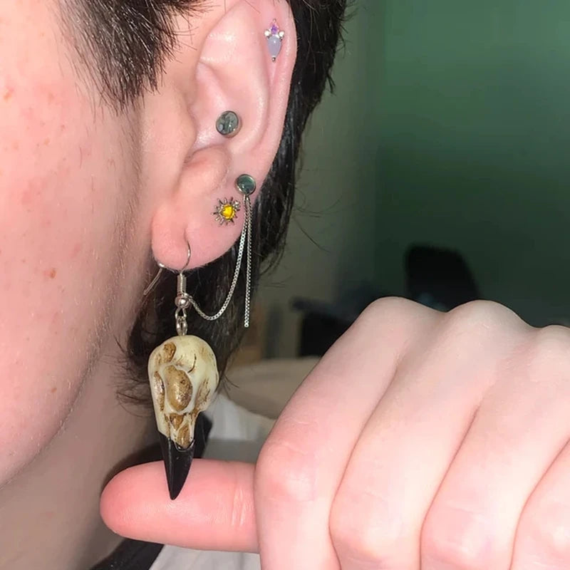 Pendientes colgantes de cabeza de cuervo de Odin y calavera en resina con efecto hueso