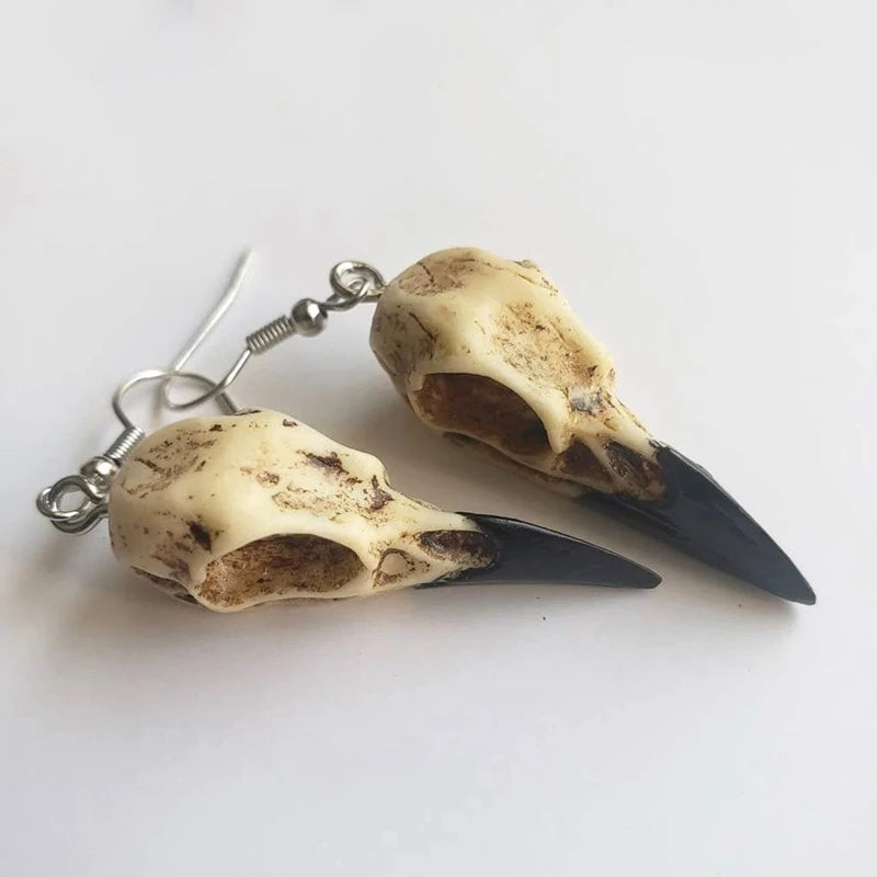Pendientes colgantes de cabeza de cuervo de Odin y calavera en resina con efecto hueso