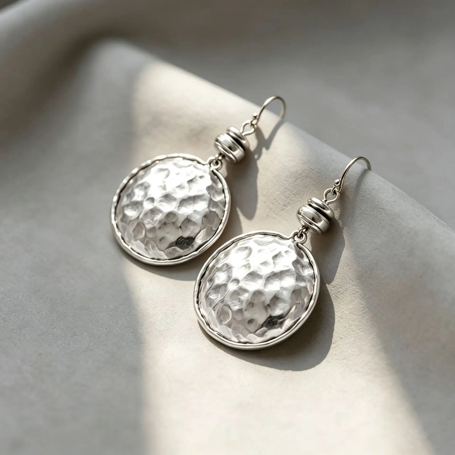 Pendientes colgantes vintage de metal martillado 