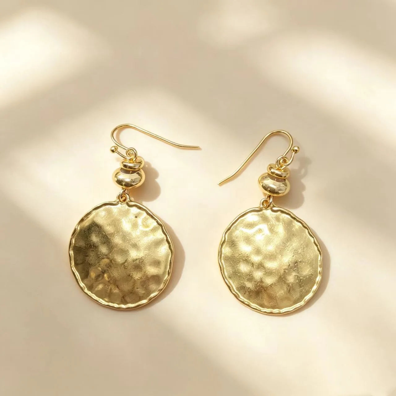 Pendientes colgantes vintage de metal martillado 