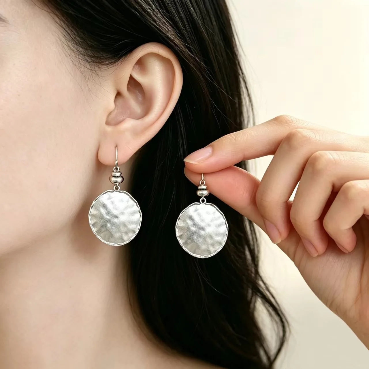 Pendientes colgantes vintage de metal martillado 