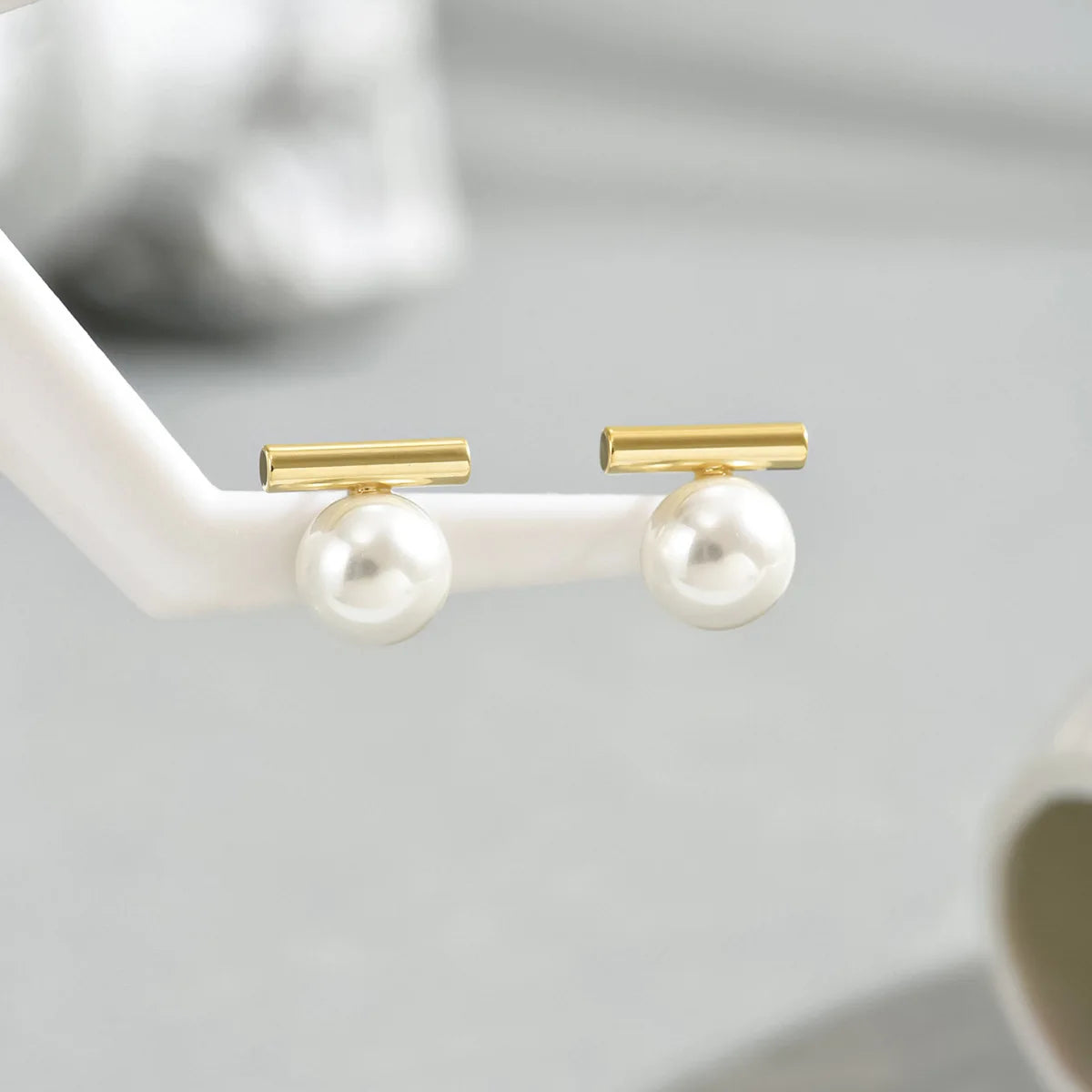 Pendientes de perla con barra geométrica