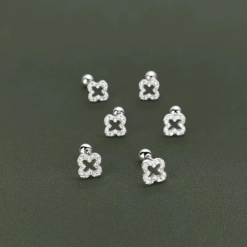 Pendientes de trébol calado y strass