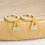 Pendientes de aro llave y candado con strass dorado