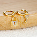 Pendientes de aro llave y candado con strass llave y candado dorado