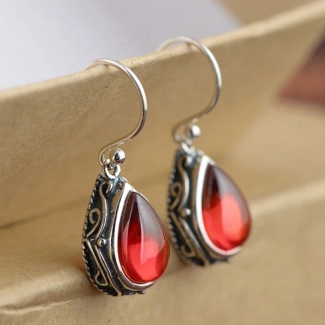 Pendientes de estilo étnico con su gota de agua plateada y roja