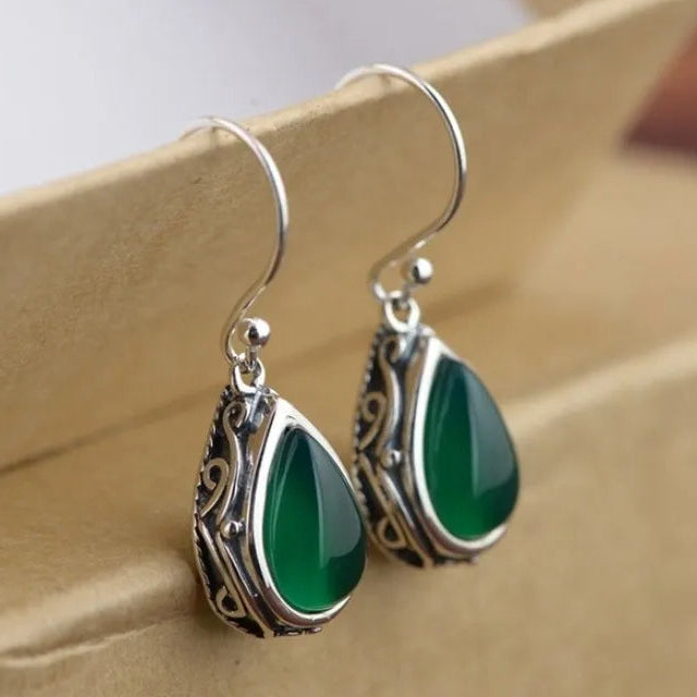 Pendientes de estilo étnico con su gota de agua plateada y verde