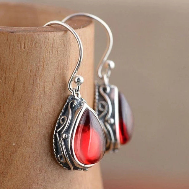 Pendientes de estilo étnico con su gota de agua plateada y roja