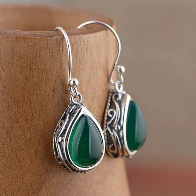 Pendientes de estilo étnico con su gota de agua plateada y verde