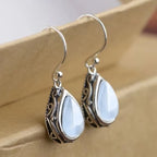 Pendientes de estilo étnico con su gota de agua plateada y azul claro