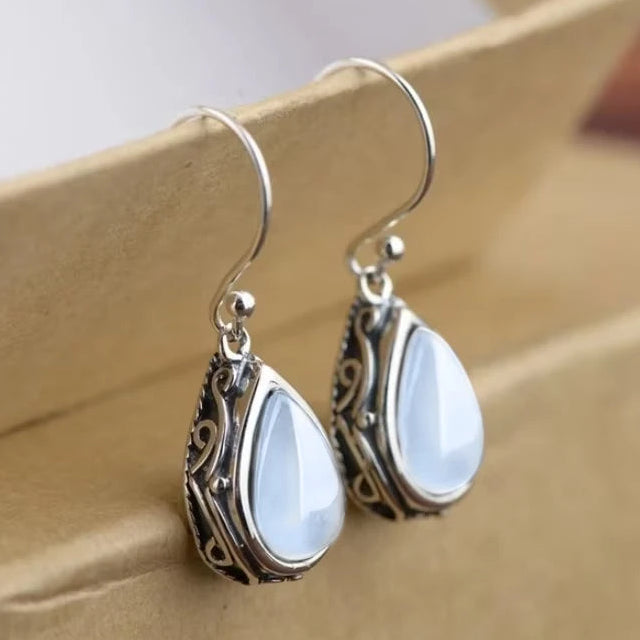 Pendientes de estilo étnico con su gota de agua plateada y azul claro