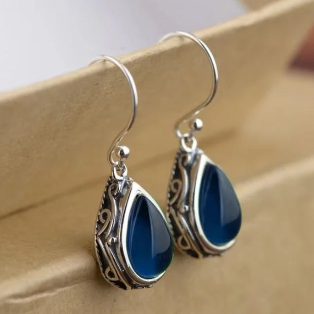 Pendientes de estilo étnico con su gota de agua plateada y azul