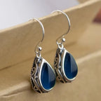 Pendientes de estilo étnico con su gota de agua plateada y azul