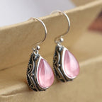 Pendientes de estilo étnico con su gota de agua plateada y rosa
