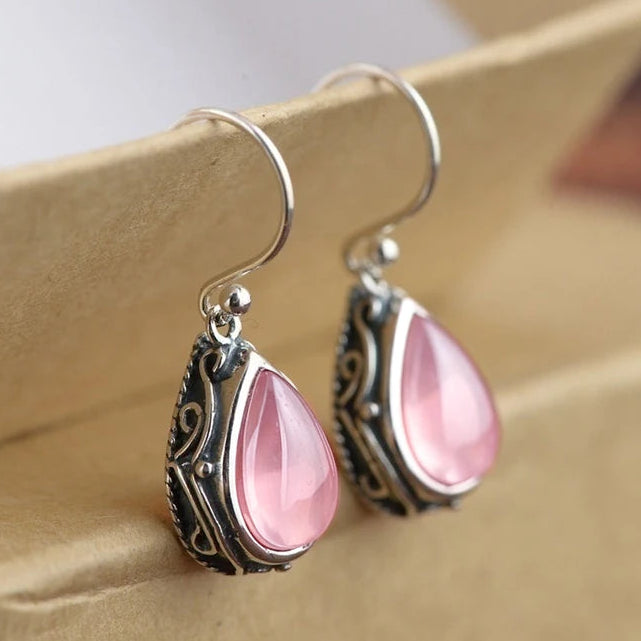 Pendientes de estilo étnico con su gota de agua plateada y rosa