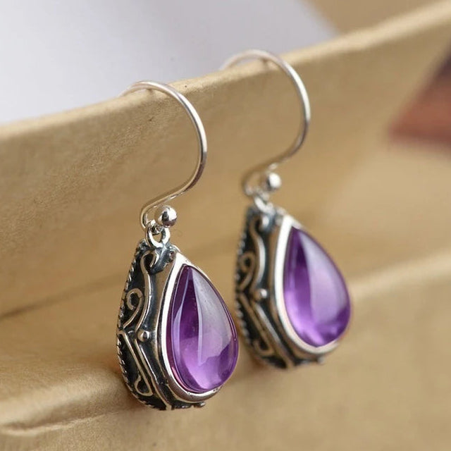Pendientes de estilo étnico con su gota de agua plateada y violeta