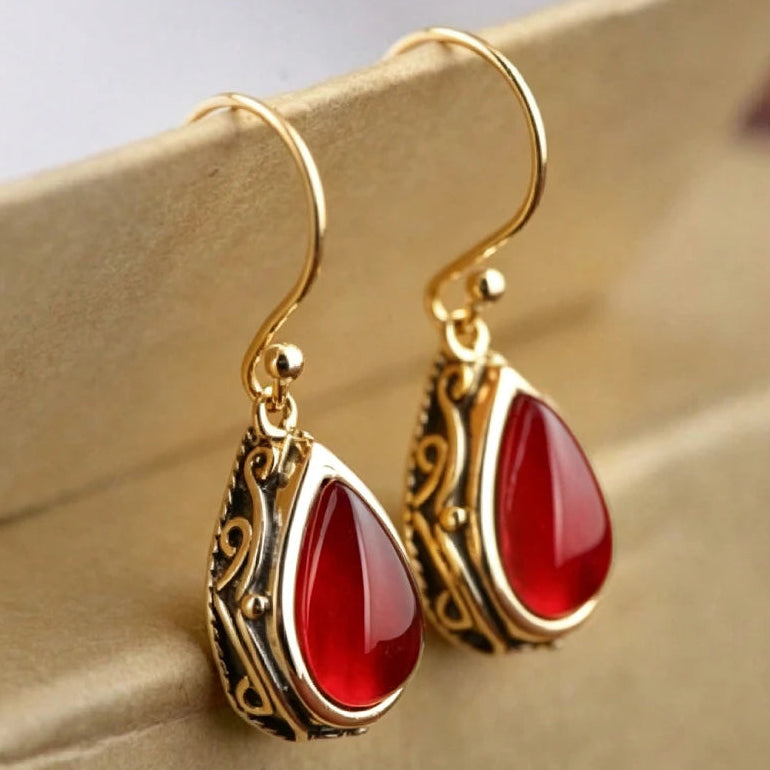 Pendientes de estilo étnico con su gota de agua dorada y roja