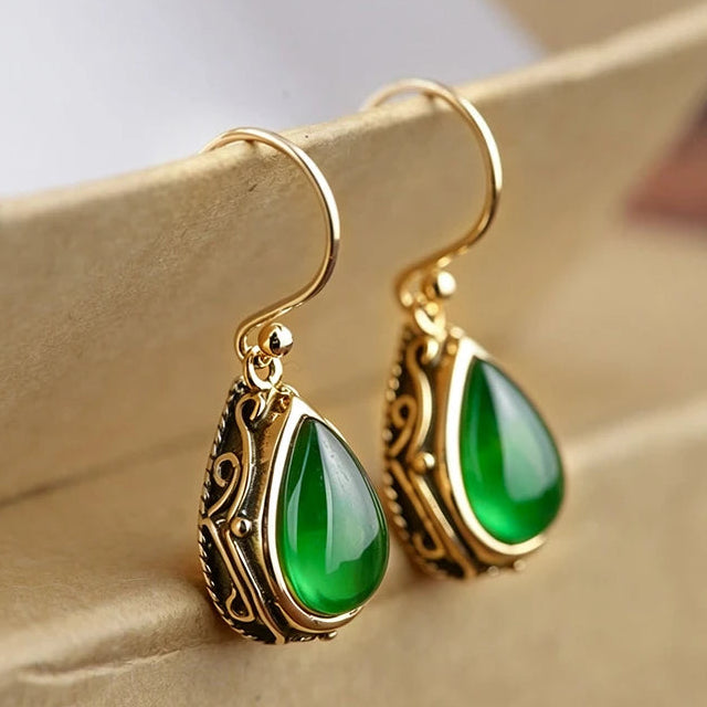 Pendientes de estilo étnico con su gota de agua dorada y verde